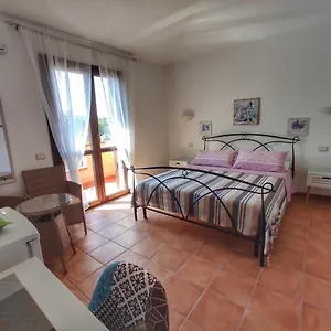 STELLA DORADA BEDROOMS a 5 minuti dal mare, con clima, balcone, frigo, zanzariere e TV , Olia Speciosa Italia